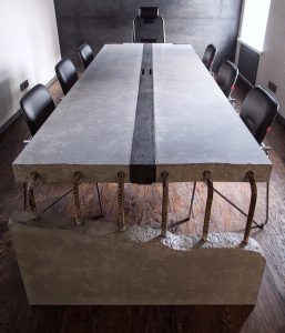 серый стол для переговоров из бетона