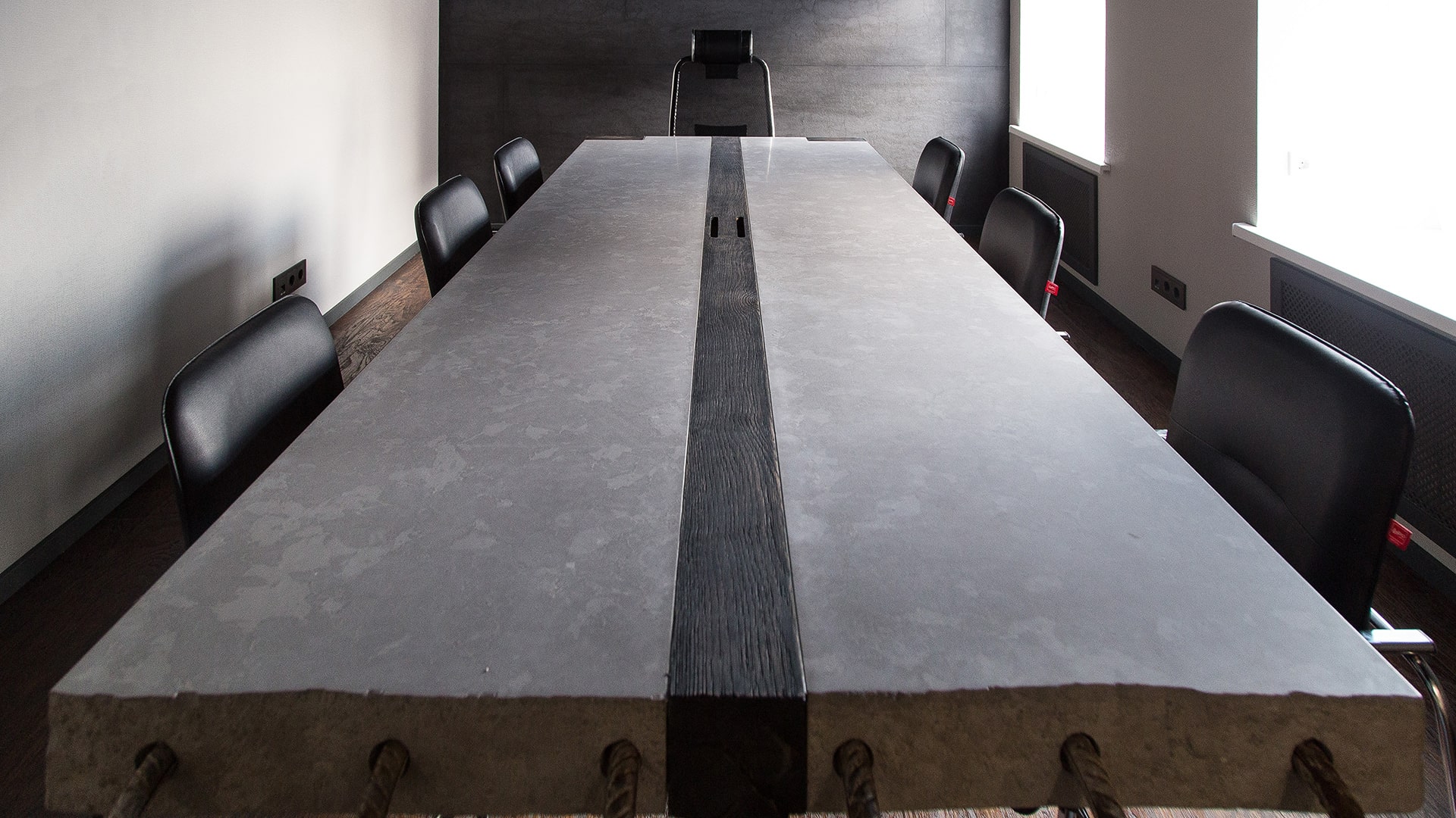 Брутальный бетонный стол с арматурой
