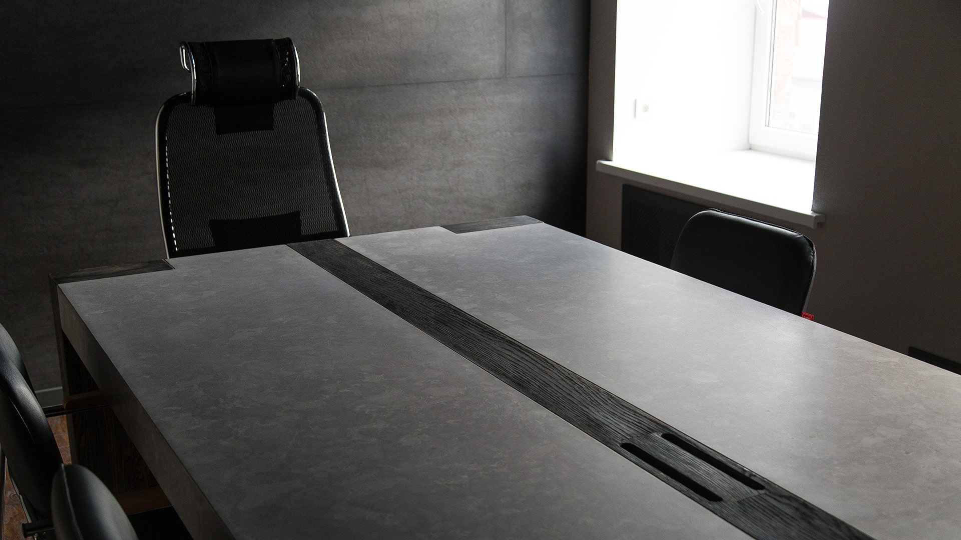 Брутальный бетонный стол с арматурой