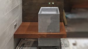 Напольная раковина из бетона квадратной формы