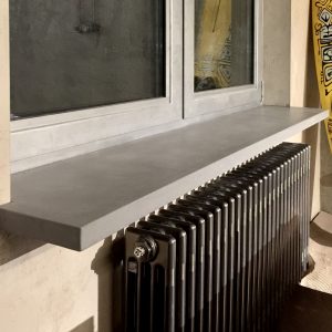серый бетонный подоконник