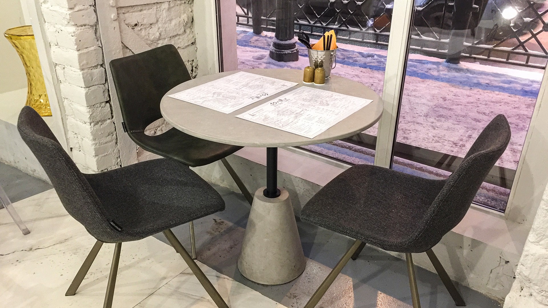 Барная стойка из микробетона и столы из бетона в ресторан